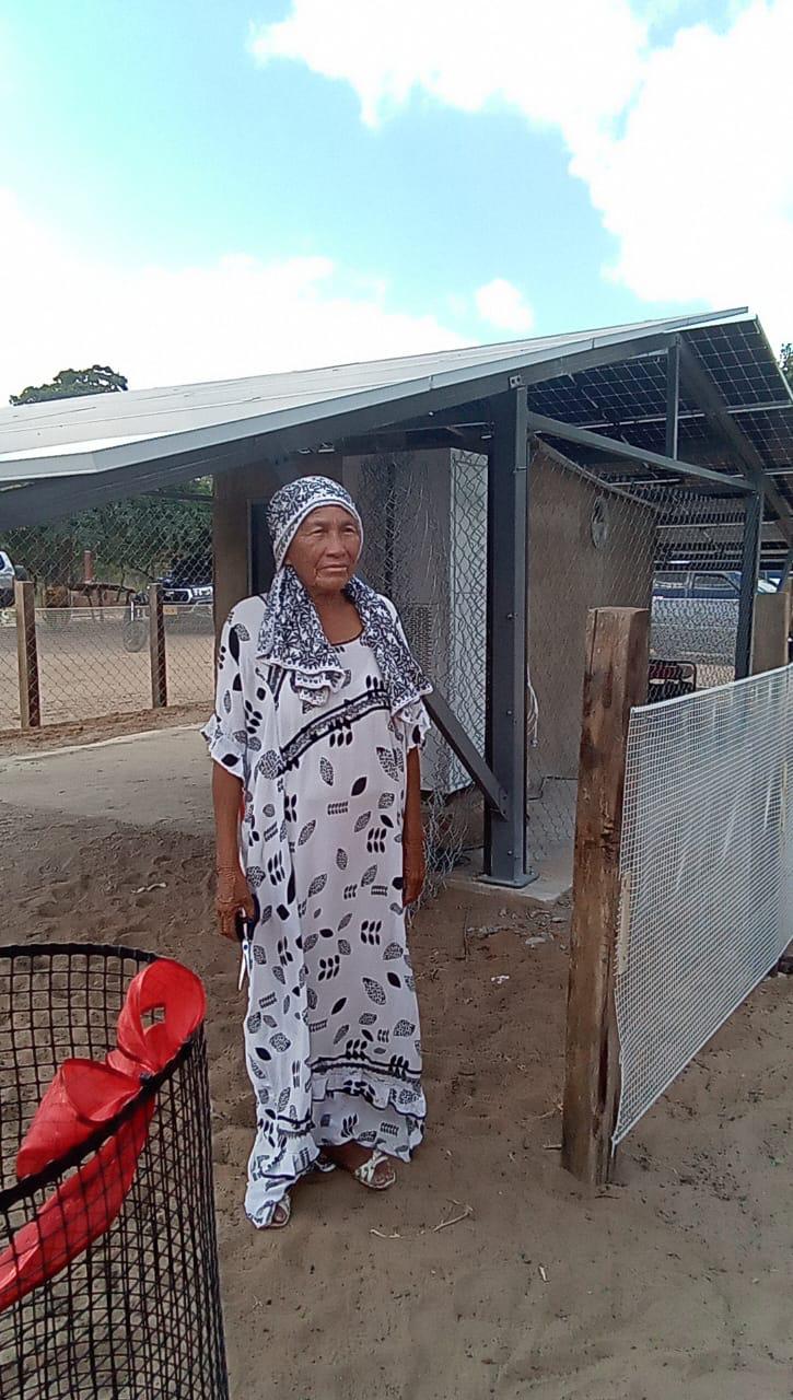 Habitante wayuu de Urraichichón frente a la planta O3 Agua en Manaure, La Guajira