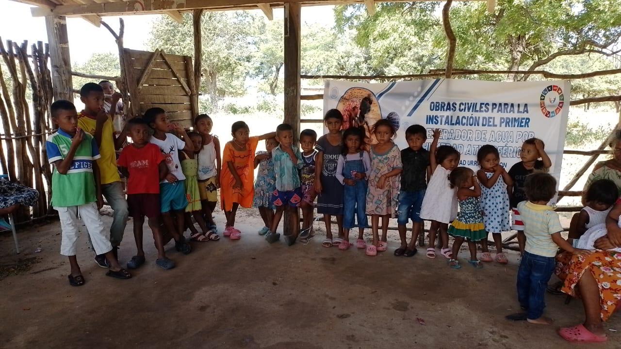 Niños de la comunidad wayuu de Urraichichón en la obra del primer generador de agua potable del aire con energía solar